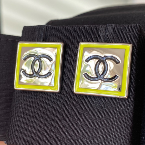 2021B CHANEL YELLOW RUNWAY SQUARE EARRINGS! - Picture 5 of 13